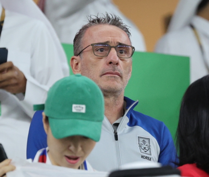 파울루 벤투 대한민국 축구대표팀 감독이 2일 오후(현지시간) 카타르 알라이얀 에듀케이션 시티 스타디움에서 열린 2022 카타르 월드컵 조별리그 H조 3차전 포르투갈과의 경기를 관중석에서 지켜보고 있다. /사진=뉴스1