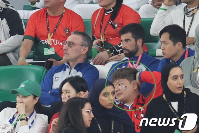 파울루 벤투 대한민국 축구대표팀 감독이 2일 오후(현지 시각) 카타르 알라이얀 에듀케이션 시티 스타디움에서 열린 2022 카타르 월드컵 조별리그 H조 3차전 포르투갈과의 경기를 관중석에 앉아 지켜보고 있다. 연두색 원 안은 유튜버 '곽튜브'/사진=뉴스1