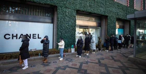 (서울=뉴스1) 유승관 기자 = 3일 서울시내 한 백화점 명품관 앞에 명품 구매를 위한 시민들이 길게 줄지어 서 있다. 2022.2.3/뉴스1  