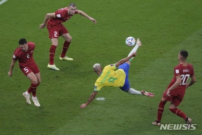2022 카타르 월드컵 G조 조별리그에서 세르비아를 상대로 두 번째 골을 넣고 있는 브라질의 히샤를리송 / 사진=뉴시스