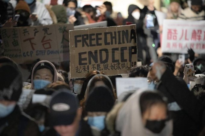 11월 29일(현지시간) 미국 뉴욕에 있는 중국 영사관 부근에서 시위대가 중국의 &#039;제로 코로나&#039; 봉쇄에 반대하는 전 세계인의 시위에 연대해 시위하고 있다. 이 시위에는 자유와 시진핑 주석의 퇴진을 요구하는 내용도 포함됐다. /ⓒAP=뉴시스