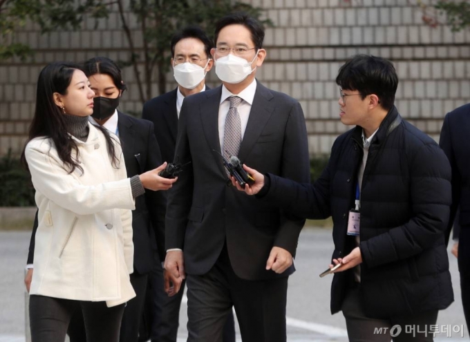 회계부정·부당합병 의혹 관련 재판을 받고 있는 이재용 삼성전자 회장이 4일 서초구 서울지방법원에서 열린 1심 속행공판에 출석하고 있다. /사진=김휘선 기자 hwijpg@