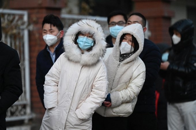 중국 당국이 &#039;위드 코로나&#039;로의 전환에 속도를 내면서 사망자가 대거 발생할 수 있다는 우려가 나왔다. 사진은 지난 2일 중국 수도 베이징의 주민들이 코로나19 PCR 검사를 받으려고 줄을 서 있는 모습. /ⓒAFP=뉴스1