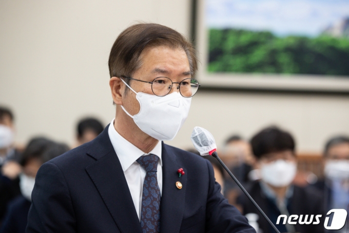이정식 고용노동부 장관이 1일 서울 여의도 국회에서 열린 제400회 국회(정기회) 환경노동위원회 제9차 전체회의에서 법안 의결 인사말을 하고 있다. /사진=뉴스1 Copyright (C) 뉴스1. All rights reserved. 무단 전재 및 재배포 금지.
