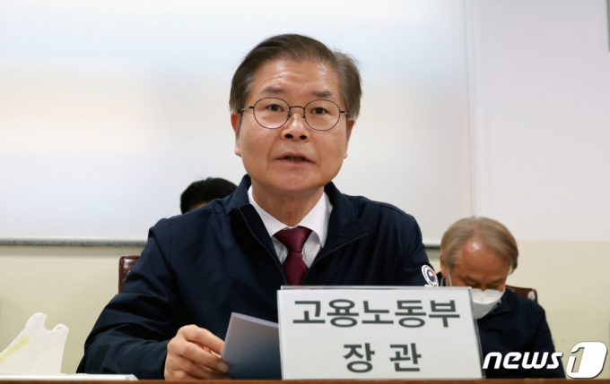 (서울=뉴스1) = 이정식 고용노동부 장관이 30일 경기도 안산시 단원구 대원산업 안산공장을 방문해 직원들과 간담회를 하고 있다.  이날 현장방문에서는 '자기규율 예방체계' 구축을 위한 핵심 수단인 &lsquo;위험성평가&rsquo; 현장 작동성의 중요성을 확인했다. 대원산업 안산공장은 &lsquo;위험성평가&rsquo;를 철저히 시행해 2021년 이후 작업 중 사고로 다친 사람이 없는 것으로 알려졌다. (고용노동부 제공) 2022.11.30/뉴스1  Copyright (C) 뉴스1. All rights reserved. 무단 전재 및 재배포 금지.