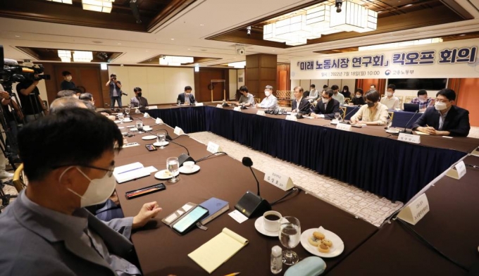 [서울=뉴시스] 김진아 기자 = 이정식 고용노동부장관이 18일 오전 서울 중구 로얄호텔서울에서 열린 미래노동시장연구회 킥오프 회의에서 발언하고 있다. 2022.07.18.