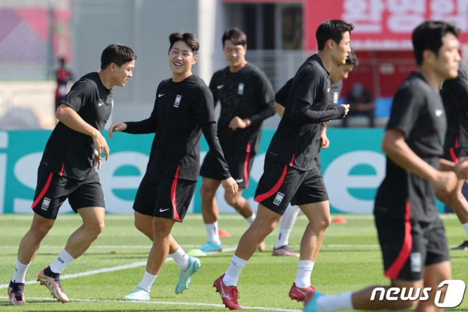 (도하(카타르)=뉴스1) 이광호 기자 = 대한민국 축구대표팀 이강인 등이 4일 오전(현지시간) 카타르 도하 알에글라 트레이닝센터에서 훈련을 하고 있다. 2022.12.4/뉴스1  Copyright (C) 뉴스1. All rights reserved. 무단 전재 및 재배포 금지.