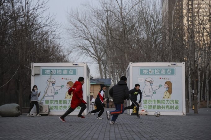 4일 중국 수도 베이징의 한 코로나19 검사소 앞에서 학생들이 축구를 하고 있다. /사진=블룸버그