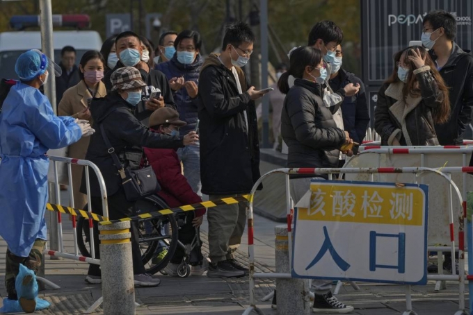 [베이징=AP/뉴시스] 중국 베이징의 코로나19 검사소에서 검사를 받으려는 주민들이 스마트폰을 이용해 건강 점검 QR 코드를 읽고 있다. 2022.11.08.