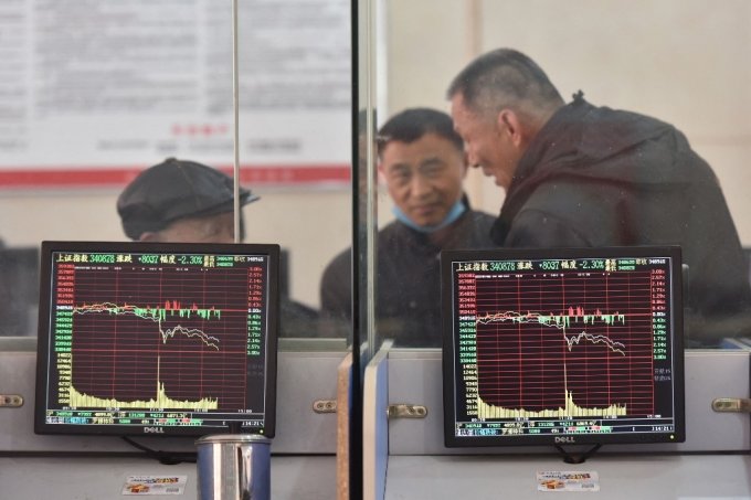 지난 2일(현지시간) 중국 후베이성 푸양에서 한 증권사에서 투자자들이 이야기를 나누고 있다./AFPBBNews=뉴스1