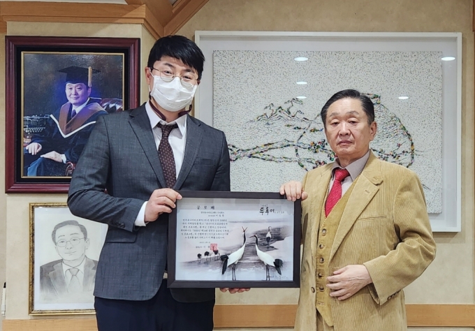 한국유나이티드제약 강덕영 대표와 이정욱 팀장(왼쪽)의 공로패 수상 기념촬영/사진제공=한국유나이티드제약