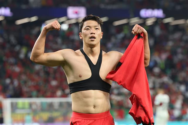 2일 오후(현지시간) 카타르 알라이얀 에듀케이션 시티 스타디움에서 열린 2022 카타르 월드컵 조별리그 H조 3차전 대한민국과 포르투갈의 경기에서 역전골을 넣은 대한민국 황희찬이 세리머니를 펼치고 있다./사진=뉴스1