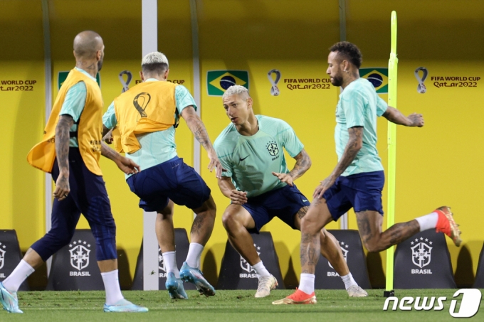 (도하(카타르)=뉴스1) 이광호 기자 = 브라질 축구대표팀 히샬리송과 네이마르 등이 2022카타르 월드컵 16강 한국과의 경기를 하루 앞둔 4일 오후(현지시간) 카타르 알아라비 SC훈련장에서 훈련을 하고 있다. 2022.12.5/뉴스1  Copyright (C) 뉴스1. All rights reserved. 무단 전재 및 재배포 금지.