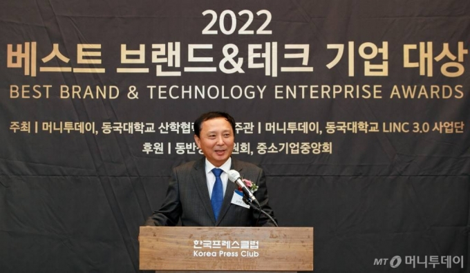 윤병훈 머니투데이 전무가 5일 서울 중구 프레스센터에서 열린 '2022 베스트 브랜드 & 테크 기업 대상' 시상식에 앞서 인사말을 하고 있다. /사진=이기범 기자 leekb@