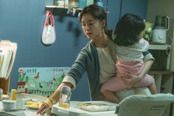 경제협력개발기구(OECD)에 따르면 한국의 출산율은 2021년 기준 0.81명으로 세계 최저 수준이다. 한국의 저출산 현상은 높은 교육비 부담과 가사노동 불평등과 연관이 깊어 일회성 보상으로는 해결하기 어렵다는 분석이 나왔다. 사진은 영화 &#039;82년생 김지영&#039; 스틸컷/사진=영화 공식 포토