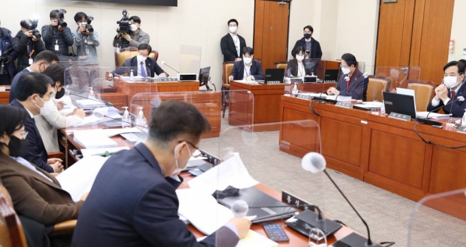 신동근 소위원장이 5일 오전 서울 여의도 국회에서 열린 기획재정위원회 경제재정소위원회의에서 경제안보를 위한 공급망 안정화 지원기본법안을 상정하고 있다. / 사진제공=뉴시스