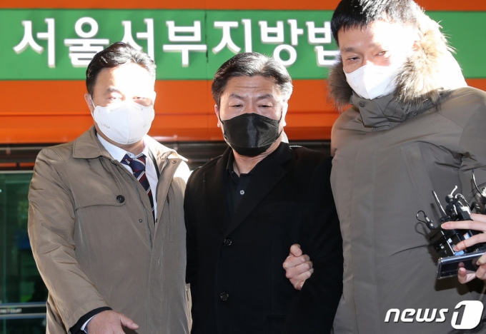 '이태원 참사' 당시 부실대응 의혹을 받고 있는 이임재 전 용산경찰서장이 5일 오후 서울 마포구 서울서부지법에서 열린 구속 전 피의자심문(영장실질심사)을 마치고 법원 밖을 나서고 있다./사진=뉴스1