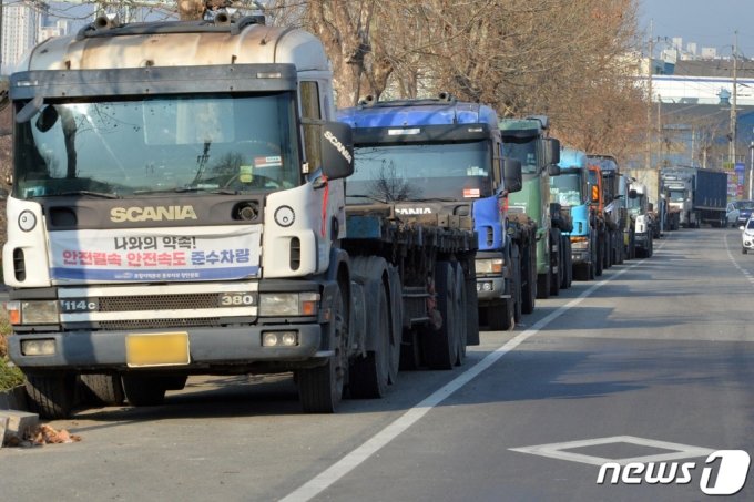 6일 오전 민주노총 화물연대의 총파업이 계속되고 있는 가운데 경북 포항시 남구 철강관리공단 주요 도로에는 파업에 참여한 조합원들의 차량이 주차돼 있다./사진=뉴스1