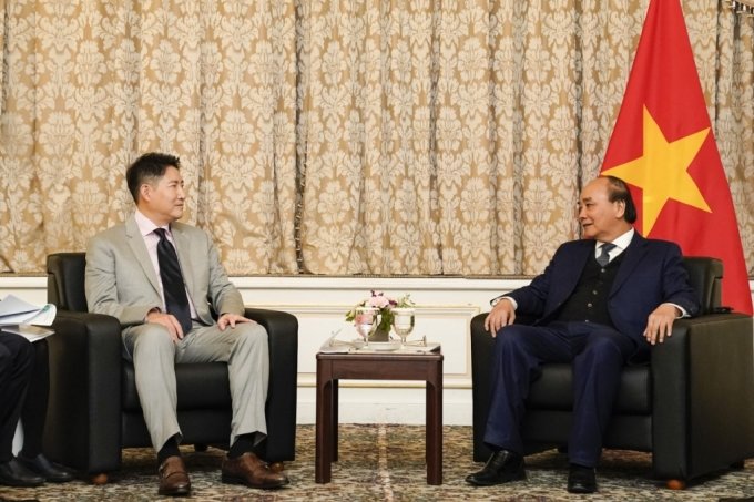 조현준 효성 회장(왼쪽)이 응우옌 쑤언 푹 베트남 국가주석(오른쪽)을 만나 베트남에 지속적인 투자를 약속하는 등 사업확대 방안을 논의했다./사진제공=효성