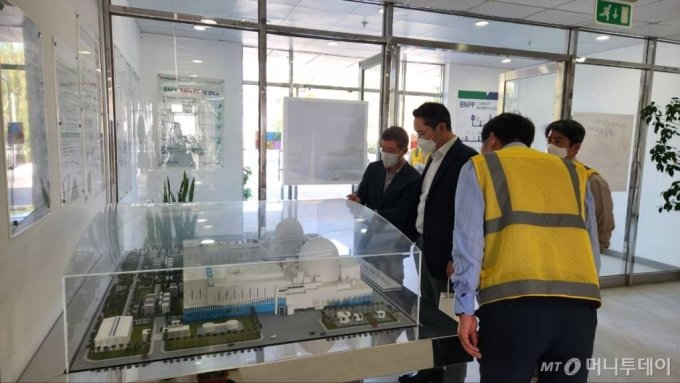 이재용 삼성전자 회장이 UAE 아부다비 알 다프라(Al Dhafra)州에 위치한 바라카(Barakah) 원전 건설현장을 찾아 공사 진행 상황을 점검하고 있다./사진제공=삼성전자
