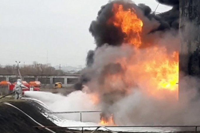 지난 4월 1일 러시아 벨고로드시의 석유 저장시설에서 화재가 발생해 소방관들이 화재를 진압 중인 모습. 러시아는 우크라이나군의 공습이 화재 원인이라고 주장했다. 2022.04.01/AFP=뉴스1