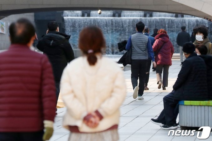  &#039;대설(大雪)&#039;을 맞은 지난해 12월7일 서울 종로구 청계천에서 점심식사를 마친 시민들이 산책을 하고 있다. /사진=뉴스1  