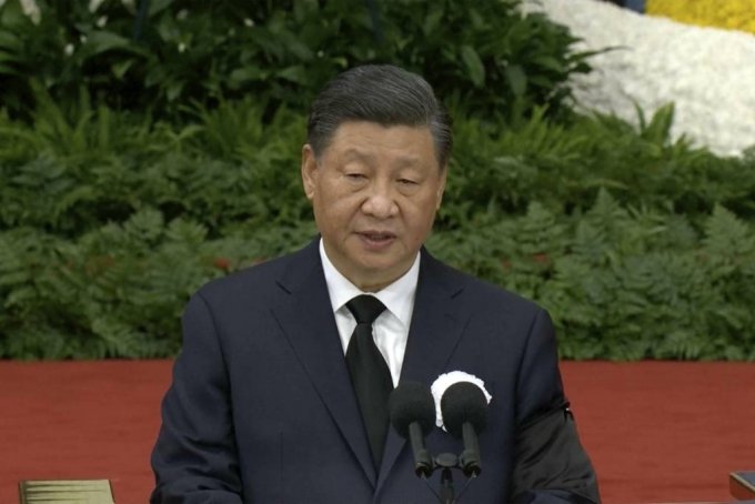 [베이징=AP/뉴시스] 중국 관영 TV(CCTV)가 제공한 사진에 시진핑 중국 국가 주석이 6일 중국 베이징의 인민대회당에서 열린 고(故) 장쩌민 전 국가주석 추도대회에 참석해 추도사를 하고 있다. 장쩌민 전 주석은 지난달 30일 상하이에서 백혈병 등으로 투병 중 향년 96세를 일기로 별세했다. 2022.12.06.
