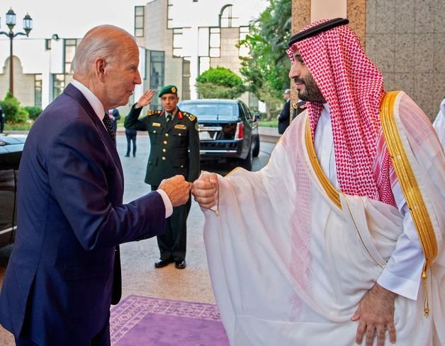 (제다 AFP=뉴스1) 우동명 기자 = 조 바이든 미국 대통령이 지난 7월 15일 (현지시간) 사우디아라비아 제다에 도착해 무함마드 빈 살만 왕세자와 주먹 인사를 하고 있다.  (C) AFP=뉴스1  