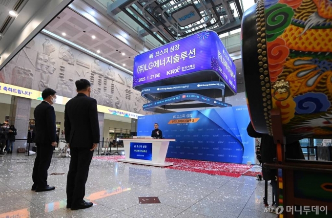 권영수 LG에너지솔루션 대표이사가 27일 오전 서울 영등포구 여의도 한국거래소에서 열린 (주)LG에너지솔루션 유가증권시장 신규상장기념식에서 기념사를 하고 있다. /사진=김휘선 기자 hwijpg@