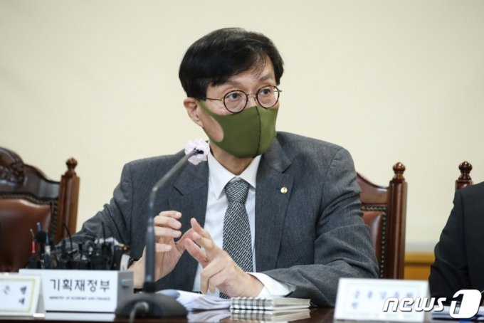  이창용 한국은행 총재가 28일 서울 중구 은행회관에서 열린 비상거시경제금융회의에서 질문에 답변하고 있다/사진=한국은행