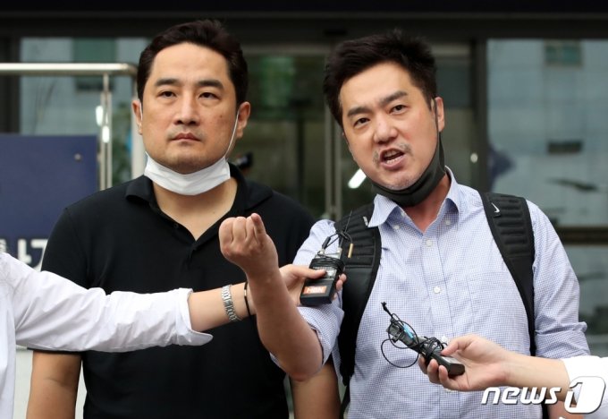 유튜브 채널 &#039;가로세로연구소&#039;의 강용석 변호사(왼쪽)와 김세의 전 기자가 지난해 9월 9일 오후 서울 강남경찰서를 나서며 취재진의 질문에 답하고 있다. /사진=뉴스1  
