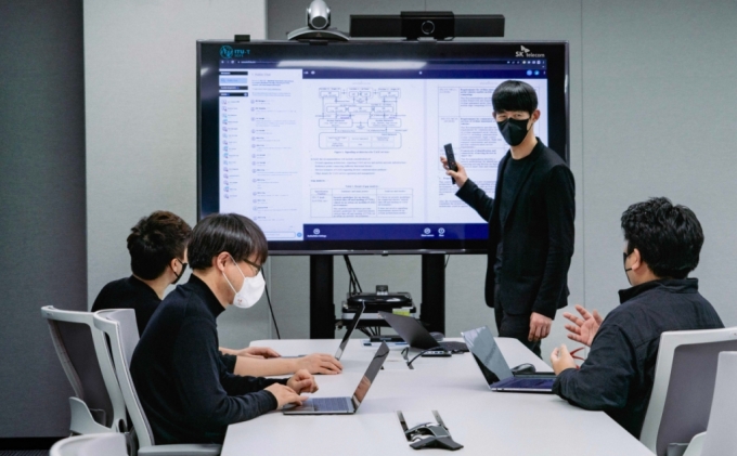 이종민 SKT 미래 R&D 담당(우측 두번째)이 SKT 연구원들과 UAM 연동 기술 표준화를 위한 내부 회의를 하고 있다. /사진=SK텔레콤