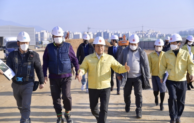 강기정 광주광역시장은 지난7일을 '시민 안전점검의 날'로 정하고, 불시에 광주도시철도 2호선 건설현장을 찾아 안전관리실태를 점검했다. 강시장은 "시민의 안전한 일상이 민주주의 완성"이라고 강조했다. 도시철도 2호 공사현장을 점검하는 강기정 광주시장(중앙)/사진제공=광주광역시.