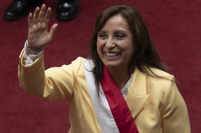 디나 볼루아르테 페루 부통령이 7일(현지시간) 페드로 카스티요 대통령의 퇴진으로 대통령 자리를 승계받아 페루의 첫 여성 대통령으로 등극했다. /AFPBBNews=뉴스1