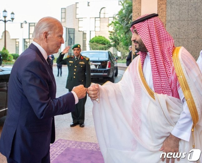 사우디아라비아를 방문한 조 바이든 미국 대통령이 지난 7월 15일(현지시간) 제다 왕궁에서 무함마드 빈 살만 사우디 왕세자와 만나 주먹인사를 나누고 있다. (C) 로이터=뉴스1