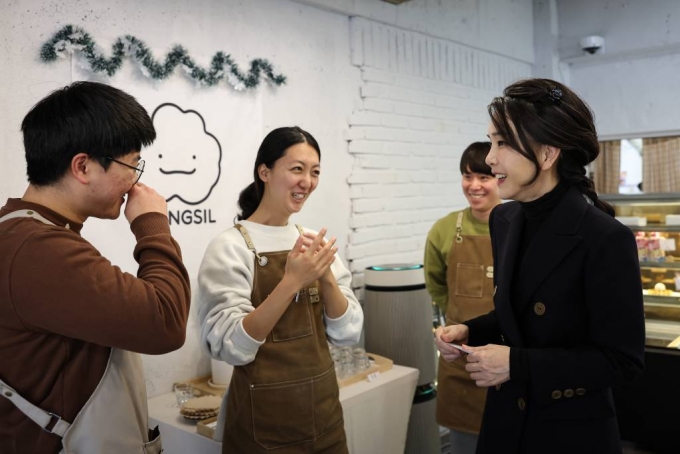 김건희 여사, 이번엔 부산서 '봉사'…MZ세대와 만났다 - 머니투데이 김건희 여사, 이번엔 부산서 '봉사'…Mz세대와 만났다 - 머니투데이