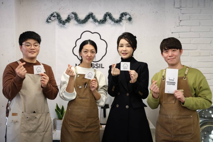 김건희 여사, 이번엔 부산서 '봉사'…MZ세대와 만났다 - 머니투데이 김건희 여사, 이번엔 부산서 '봉사'…Mz세대와 만났다 - 머니투데이