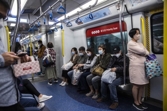 마스크를 착용한 홍콩 시민들이 지하철을 타고 있다./AFPBBNews=뉴스1