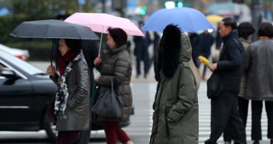 서울 광화문네거리에서 우산 쓴 시민들이 발걸음을 재촉하고 있다. /사진=뉴스1