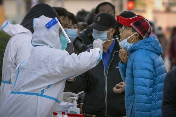  사진은 지난달 중국 베이징의 코로나19 검사장에서 마스크를 쓴 사람들이 검사를 받고 있는 모습. [베이징=AP/뉴시스] 