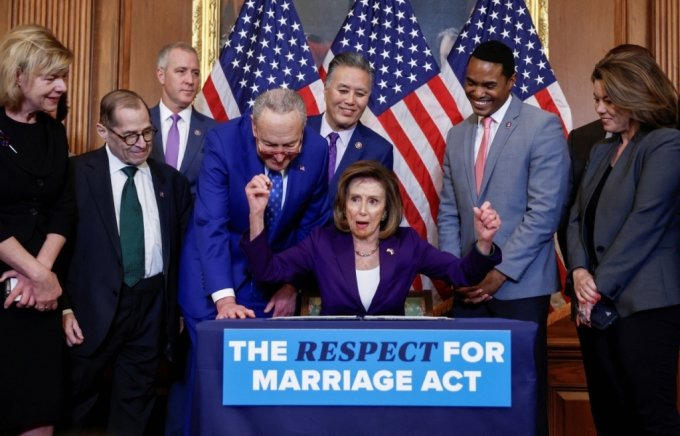 U.S. House Speaker Nancy Pelosi (D-CA) signs &quot;The Respect for Marriage Act&quot; alongside fellow members of Congress, during a bill enrollment ceremony on Capitol Hill, in Washington, U.S., December 8, 2022. REUTERS/Evelyn Hockstein /사진=로이터=뉴스1