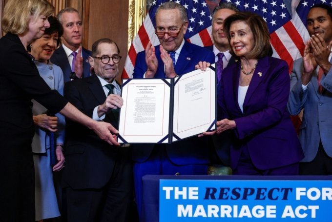 U.S. House Speaker Nancy Pelosi (D-CA) and fellow members of Congress hold &quot;The Respect for Marriage Act&quot; during a bill enrolment ceremony on Capitol Hill, in Washington, U.S., December 8, 2022. REUTERS/Evelyn Hockstein /사진=로이터=뉴스1