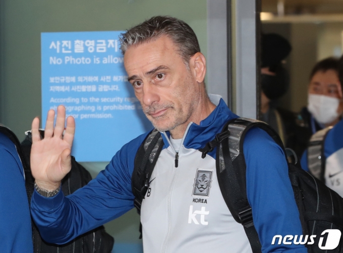 (인천공항=뉴스1) 김민지 기자 = 파울루 벤투 대한민국 축구대표팀 감독이 2022 카타르 월드컵을 마치고 7일 오후 인천국제공항을 통해 입국하며 손을 흔들고 있다. 2022.12.7/뉴스1 Copyright (C) 뉴스1. All rights reserved. 무단 전재 및 재배포 금지.