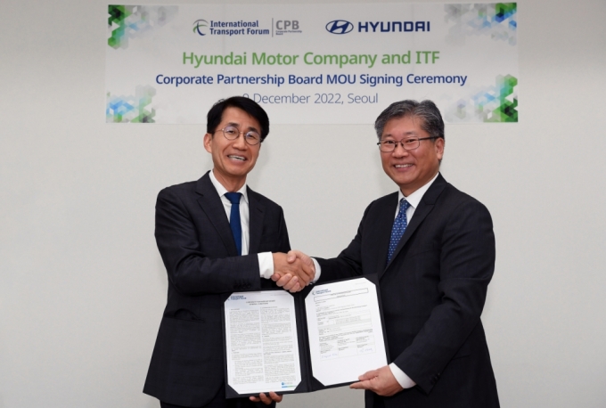 (왼쪽부터)김동욱 현대차그룹 부사장, 김영태 OECD 국제교통포럼(ITF) 사무총장이 기념 촬영을 하는 모습/사진제공=현대차