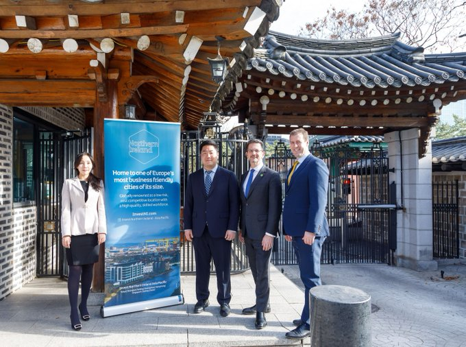 북아일랜드 무역 투자(Invest NI) 한국 대표부 직원들과 스티브 베이커 북아일랜드 부장관이 주한영국대사관에서 기념촬영하고 있다./사진=주한영국대사관