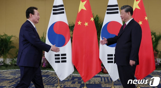 (서울=뉴스1) 오대일 기자 = 윤석열 대통령과 시진핑 중국 국가주석이 15일(현지시간) 인도네시아 발리의 한 호텔에서 열린 한중 정상회담에서 악수하고 있다. (대통령실 제공) 2022.11.16/뉴스1 Copyright (C) 뉴스1. All rights reserved. 무단 전재 및 재배포 금지.