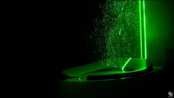 녹색 레이저 빛이 변기 물을 내릴 때 분출되는 작은 물방울 육안으로 확인시켜 준다. /사진=콜로라도 볼더 대학