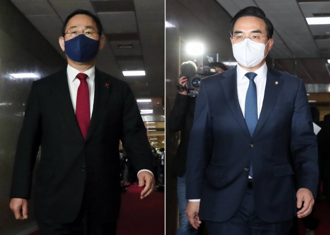 주호영(왼쪽사진) 국민의힘 원내대표와 박홍근 더불어민주당 원내대표가 9일 오전 예산안 관련 회동을 마친 후 각각 국회의장실로 향하고 있다. / 사진제공=뉴시스