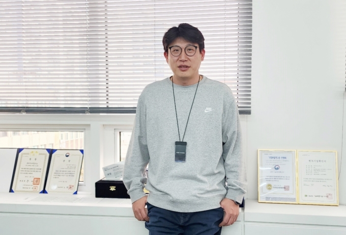 지난 6일 서울 강남구 논현동 본사 사무실에서 포즈를 취하고 있는 문욱 오아시스비즈니스 대표. 사무실에는 각 정부부처 기관으로부터 받은 상장이 가득하다. /사진=배규민 기자 