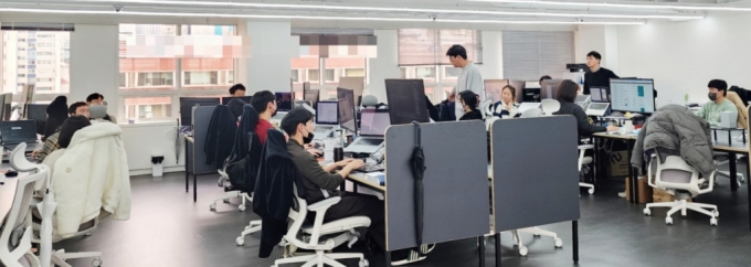 이달 1일 강남구 선릉에서 논현동으로 이사한 오아시스비즈니스 본사 사무실. 설립 3년 만에 직원이 6배 이상 늘어 19명이 근무하고 있다. 직원들이 새로운 서비스 출시를 앞두고 자유롭게 이야기하고 있다./사진=배규민 